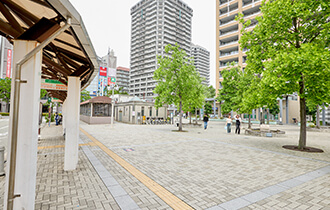駅前広場を右に進み、交番横の信号をわたり、右手にしばらく進みます