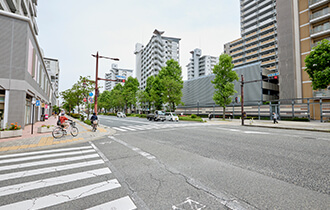 駅前広場を右に進み、交番横の信号をわたり、右手にしばらく進みます
