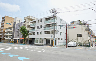 1つ目の交差点の右手の白い建物の1Fが当院